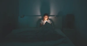 Telefonla Uyumak Sağlığınızı Tehdit Ediyor! İşte O Gizli Sorun!