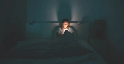 Telefonla Uyumak Sağlığınızı Tehdit Ediyor! İşte O Gizli Sorun!