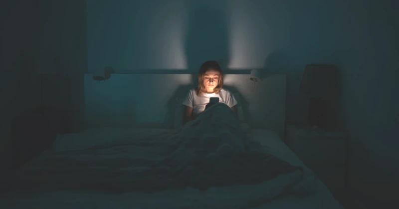 Telefonla Uyumak Sağlığınızı Tehdit Ediyor! İşte O Gizli Sorun!